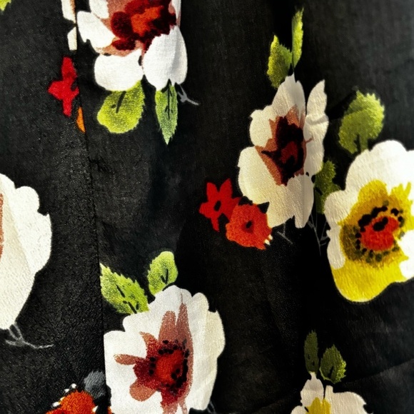 American Eagle dress size 4 women’s. Grey with floral pattern. Adjustable strap - Picture 7 of 9